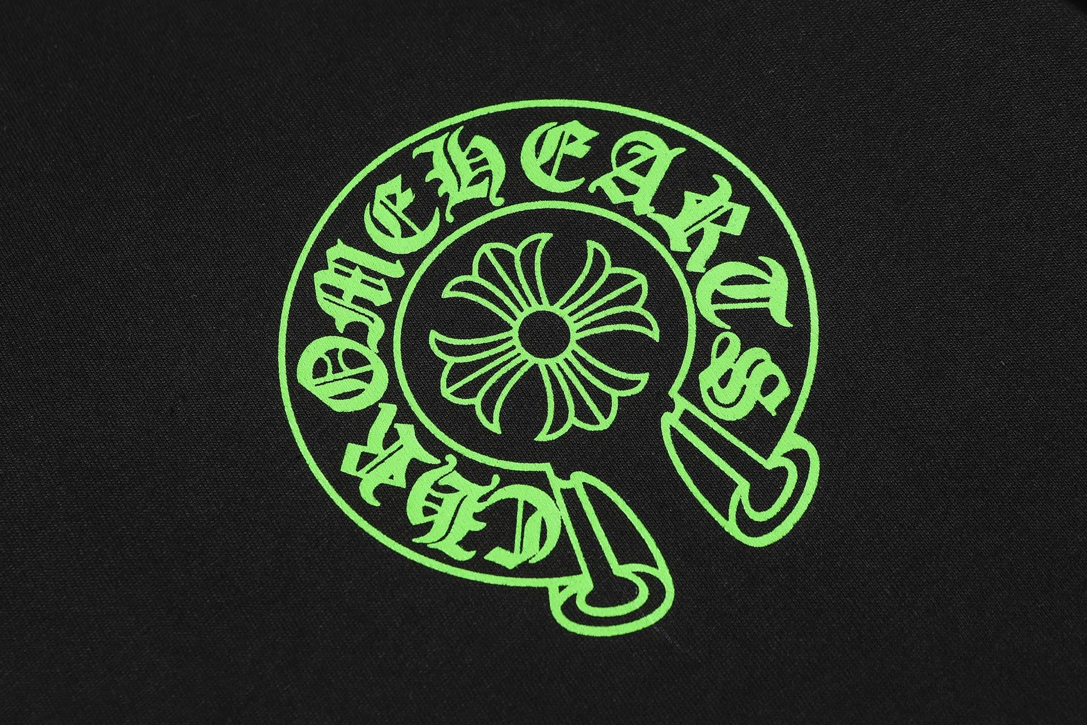 P150 Cross-border running quantity model, please do not place an order if you are pursuing quality - Chrome Hearts/Chrome Hearts Sanskrit leather cross✝️Best-selling short-sleeved T-shirt - High weight, high density and high quality. The wool is soft, delicate and skin-friendly. It feels soft and silky. It has excellent warmth and skin-friendly properties. - Customized weaving and dyeing, no color difference. No matter the fabric or workmanship details, it beats the ordinary version on the market -Colour: black -Size: S M L XL